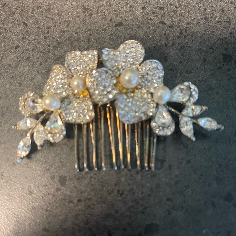 Elegant Floral Pearl Hair Comb